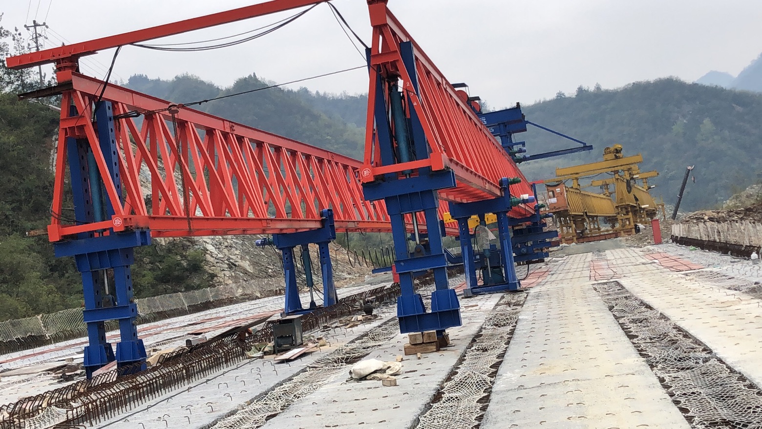 湖北十堰，十巫高速三標(biāo)，采購我廠的JQ40-180新式架橋機(jī)