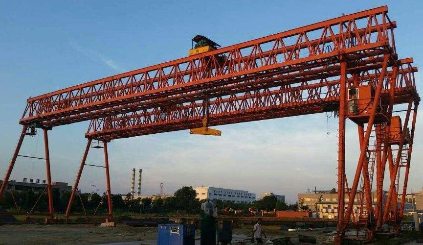 MG80/10T龍門吊在裝卸物料時(shí)應(yīng)注意什么？廠家給您解答