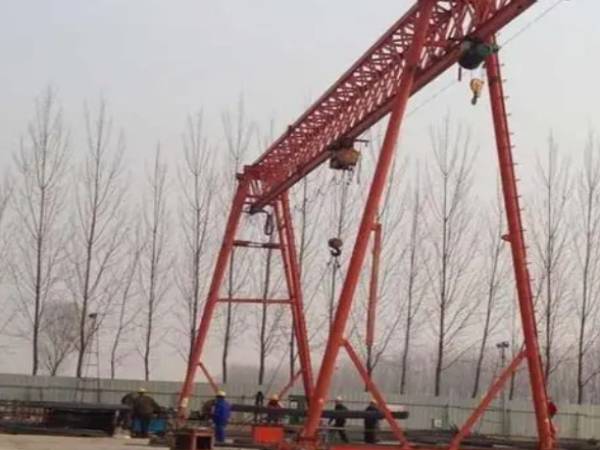 龍門吊門式起重機作業(yè)時如何確保下方人員的安全？